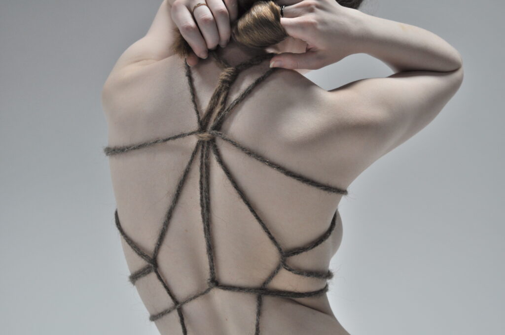 Sarah Nõmm, „Hoitud“. Kaader videost. Pildil: Anna-Josefine Viik