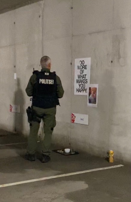 Sidney Lepp, “Do More Of What Makes You Happy”, foto näituselt “Geil Studio Parking Space Exhibition” 2020. Kunstniku loal.